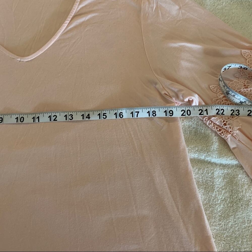 LE Rose‎ light pink top size l/xl. 3/4 ruffle sleeves. V neck - Picture 6 of 12